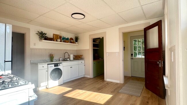 Large kitchen. Renovated and refreshed. - 98 Maple St
