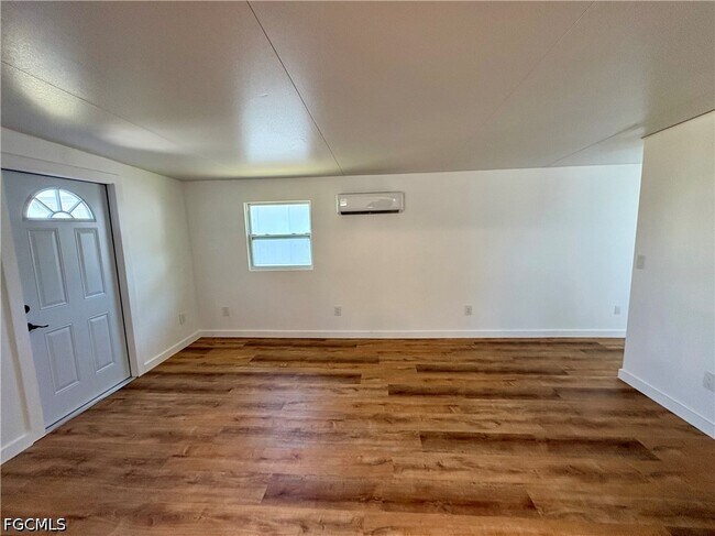 Foto del edificio - 5675 Pine Island Rd