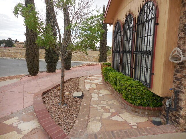 Building Photo - 11901 Van Gogh Dr