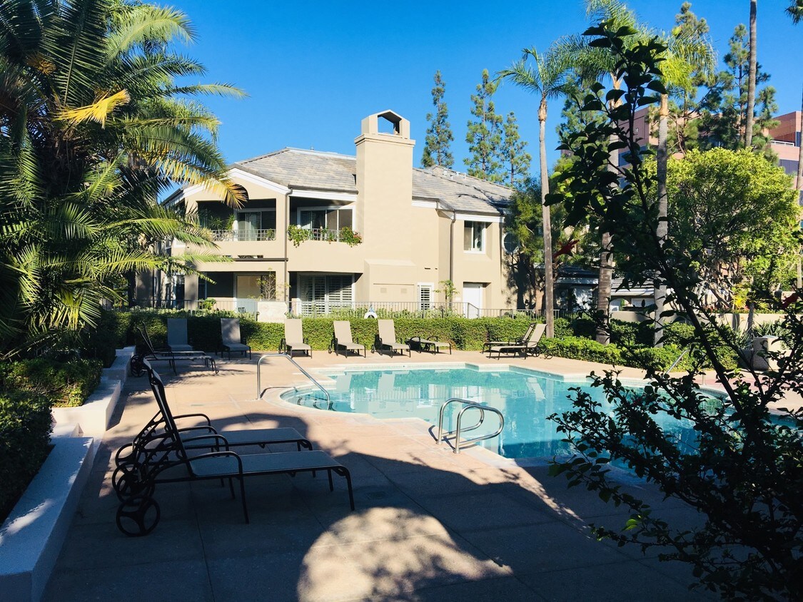 Near pool and spa - 124 Baycrest Ct