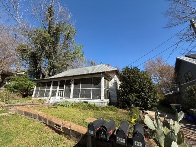Building Photo - Two Bedroom Cottage in Normaltown