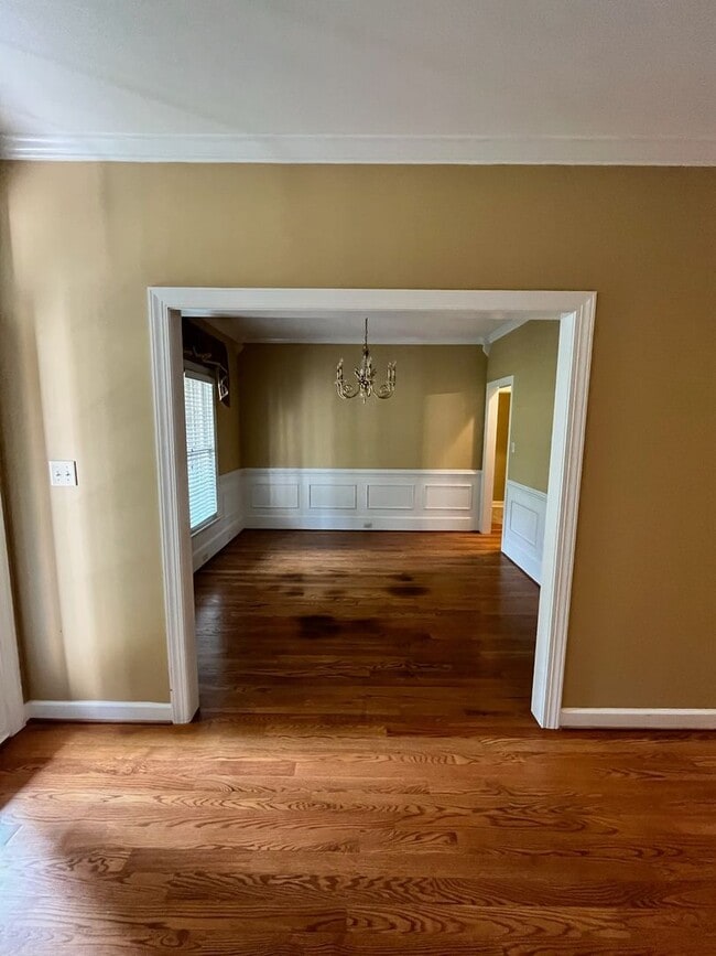 Building Photo - Stunning 5 Bedroom 2.5 Bath Home located i...