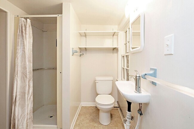 Foto del edificio - Pet-Friendly Fry's Spring Basement Apartment
