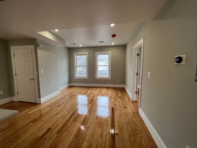 Foto del edificio - Large 2 Bedrooms Plus a Bonus Room. 2 Full...