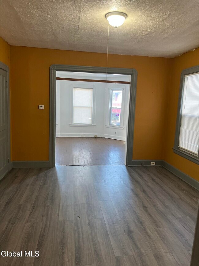 Foto del edificio - 1638 Van Vranken Ave.