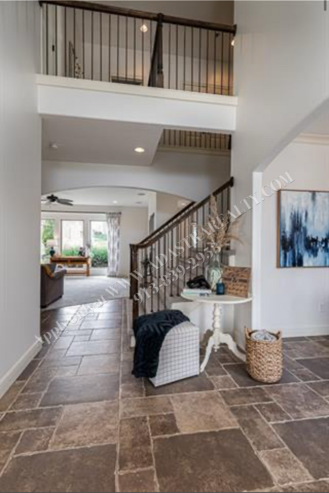 Building Photo - Gorgeous 5 Bed 5 Bath Home in Olathe-Comin...