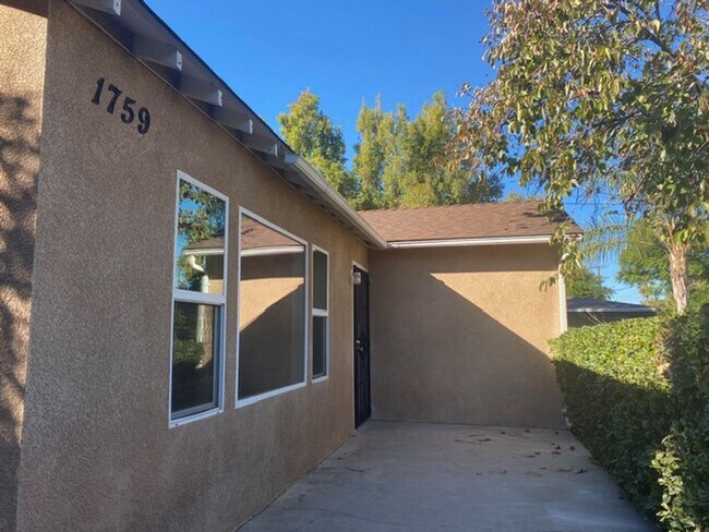 Building Photo - Centrally Located San Bernardino Home Clos...