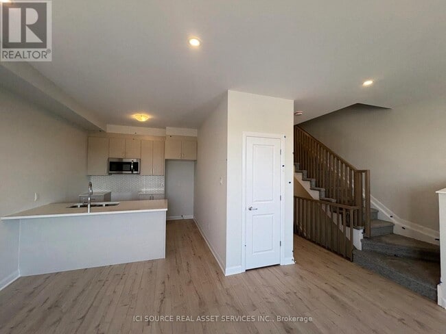 Photo du bâtiment - 203 Visionary Ln