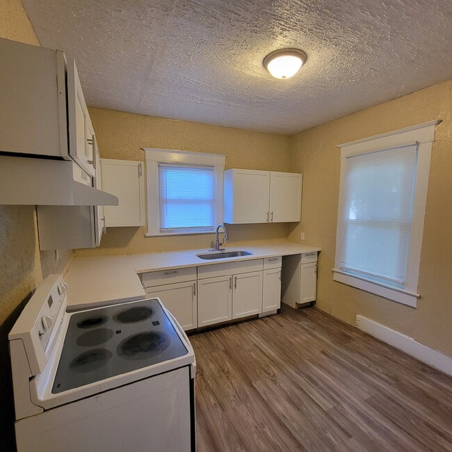 Building Photo - Westside 2 Bedroom