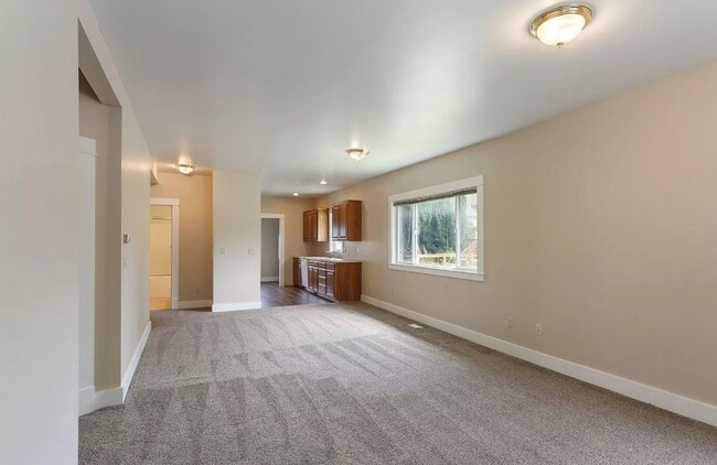 Building Photo - 5 Bedroom, 2 bath available in York Neighb...