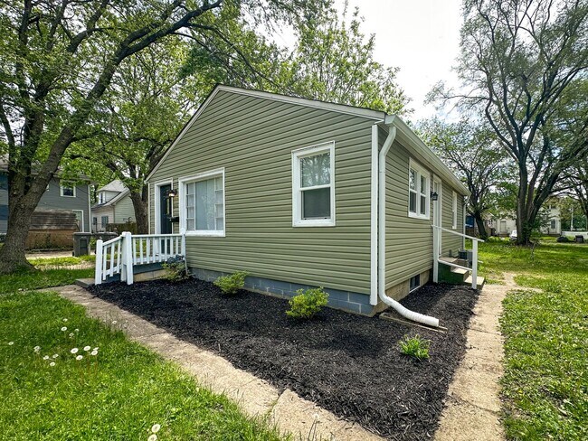 Building Photo - 2833 E Vermont St