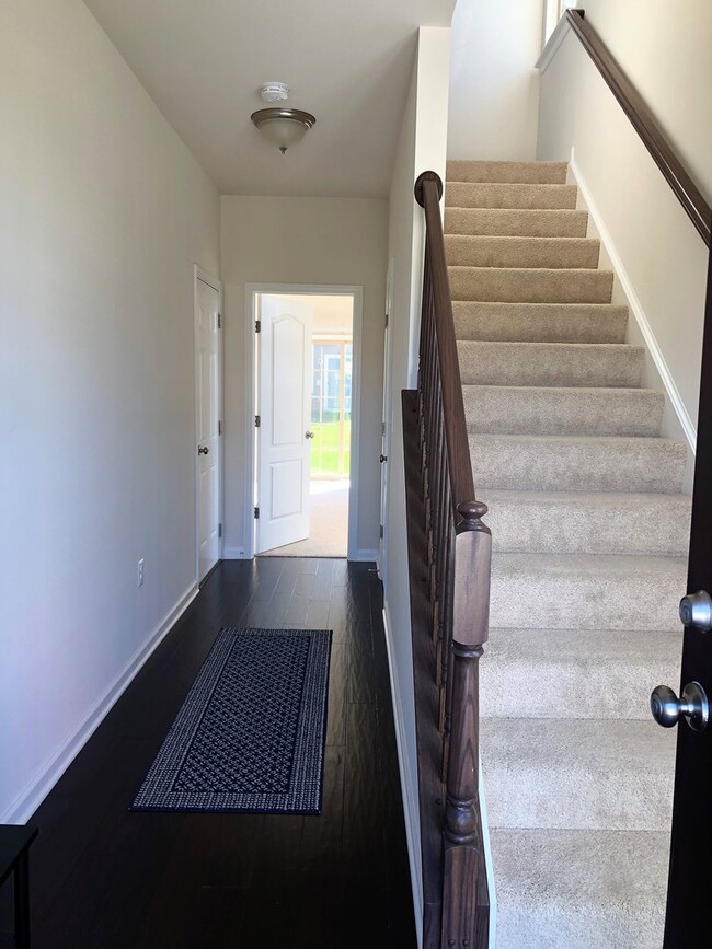 Foto del edificio - Beautiful End-Unit Townhome in New Post!