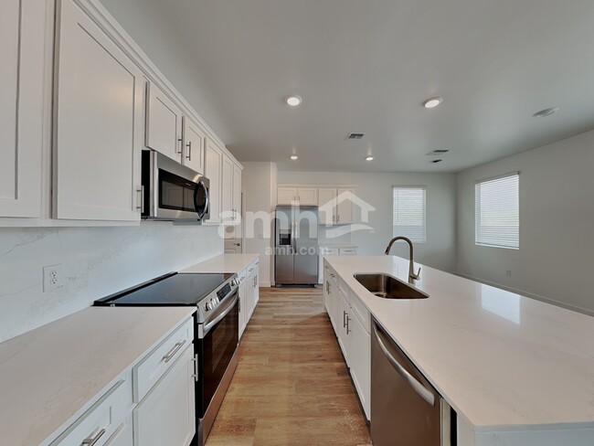Building Photo - 9630 N Avenida Torcal