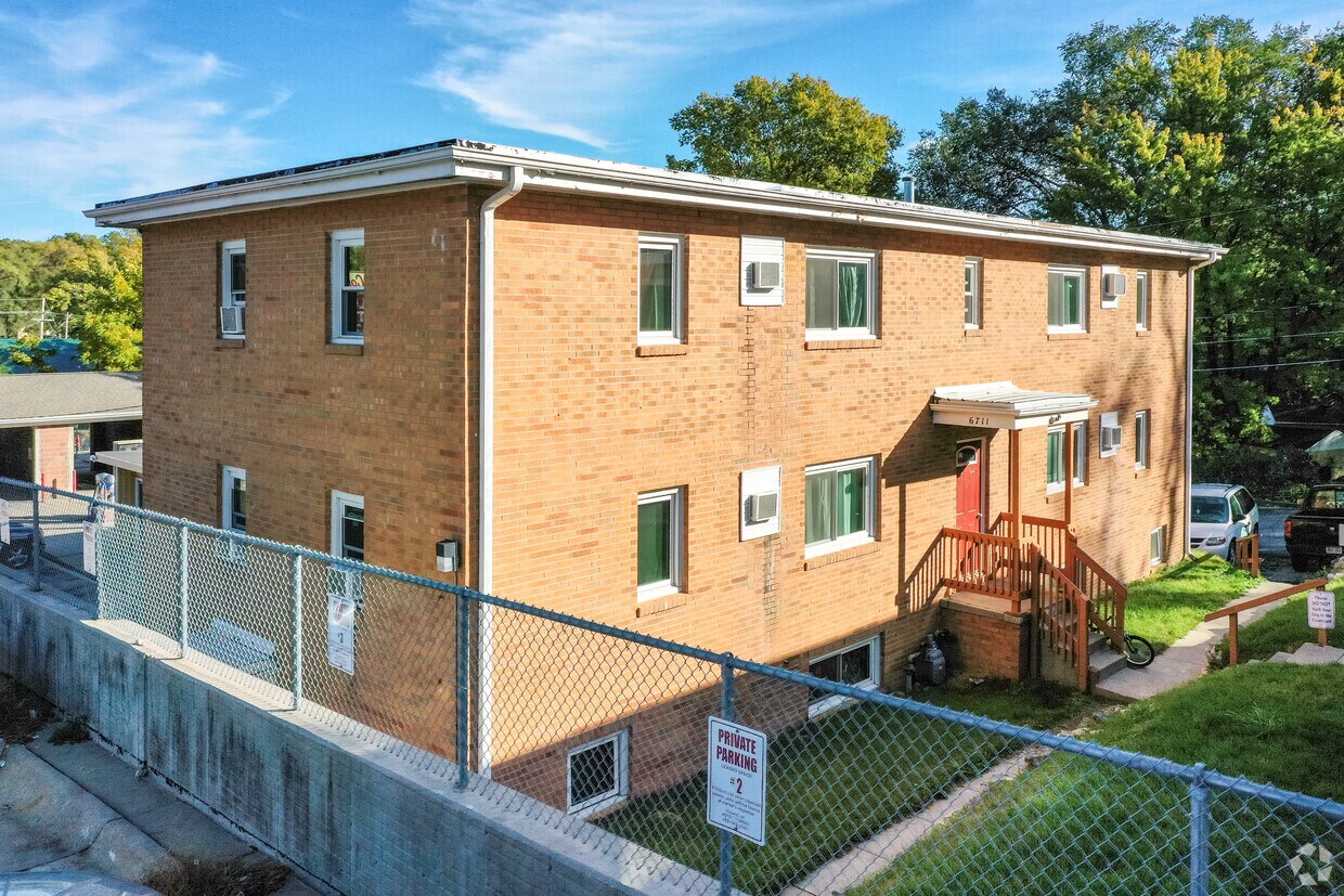 Primary Photo - 6711 Blondo St