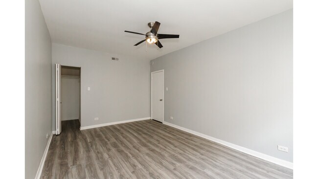 Foto del edificio - 2412 N Kilbourn Ave