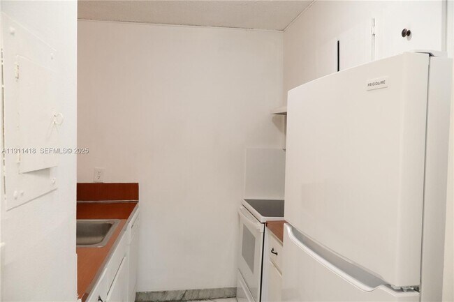 Foto del edificio - 1225 NE 124th St