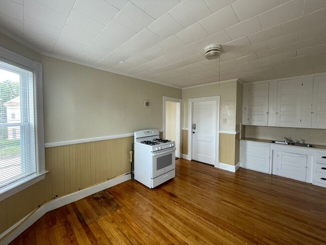 Building Photo - 68 Laval St