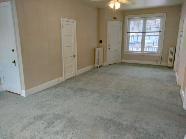 Foto del edificio - Spacious 1 bedroom 1 bath on the Main Level of a 5 plex.