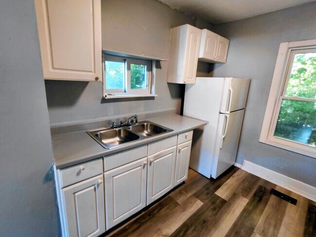 Foto del edificio - Three-bedroom one bathroom home for rent