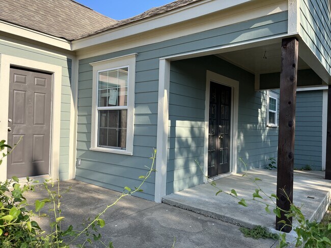 Building Photo - 1512 Live Oak St
