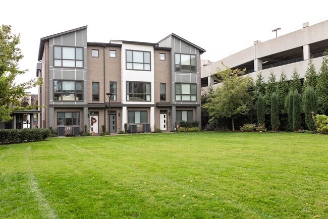 Building Photo - "Charming 3 Bed, 3 1/2 Baths Townhouse in Nashville's Desirable 37204 Neighborhood!" In The Heart...
