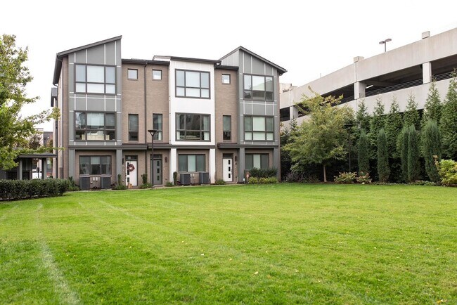 Foto del edificio - "Charming 3 Bed, 3 1/2 Baths Townhouse in Nashville's Desirable 37204 Neighborhood!" In The Heart...