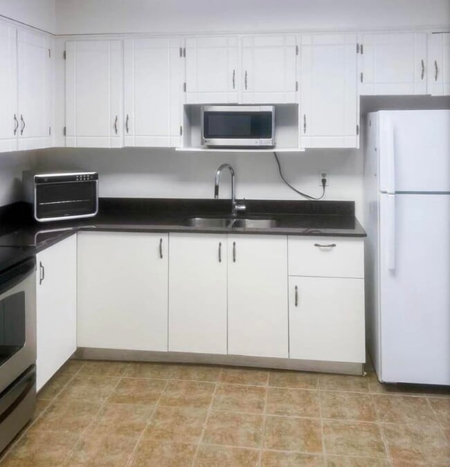 Kitchen 2 - 4140 Dundas St W