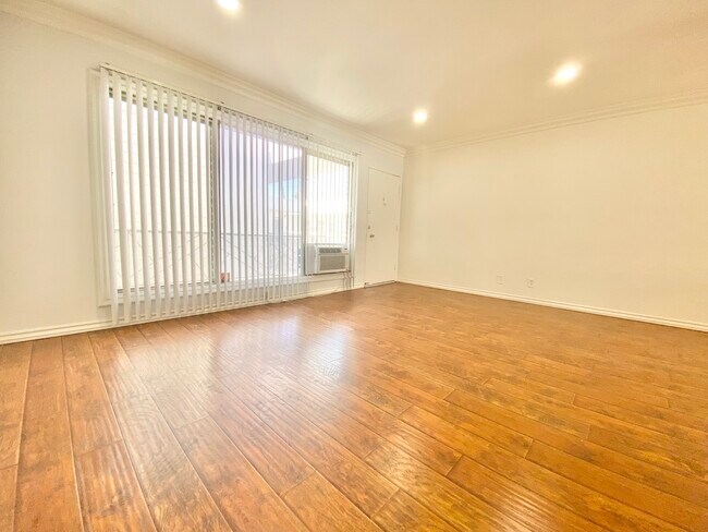 Foto del edificio - 6151 Fountain Ave