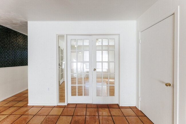 Building Photo - Spacious 4 bed 3 bath home!