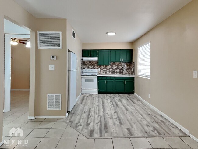 Building Photo - 1702 E Cambridge Ave