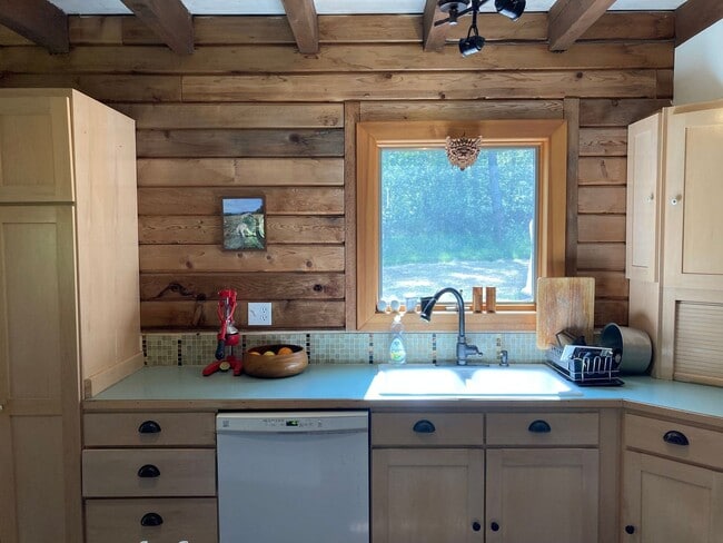 Building Photo - Pet-Friendly 3-Bedroom Home with Beach Access