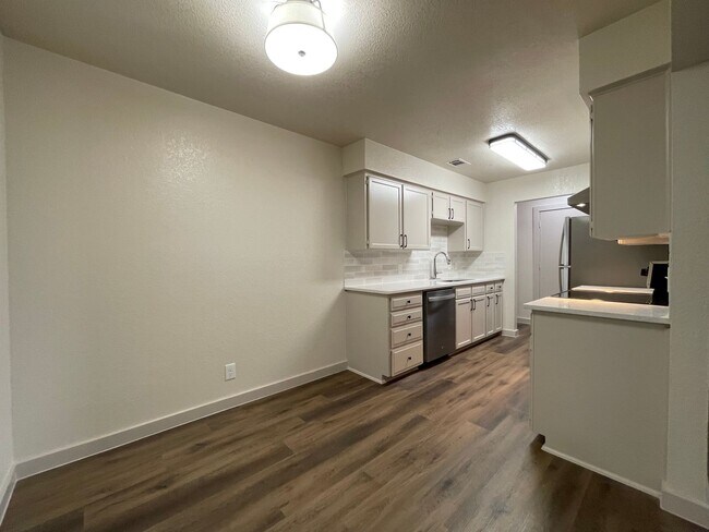 Building Photo - AVAILABLE NOW 2 BEDROOM 2 BATH DUPLEX IN S...