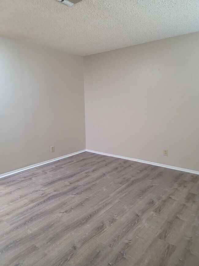 Foto del edificio - Spacious 4 Bedroom Ranch