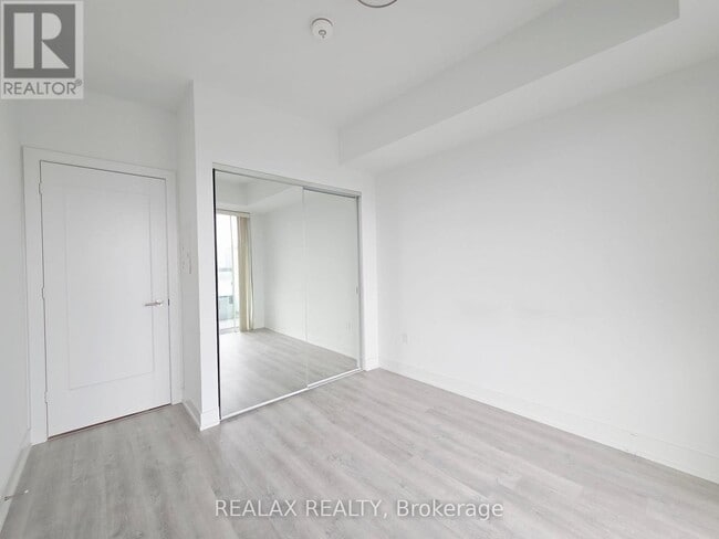 Building Photo - 30 Inn On The Pk Dr