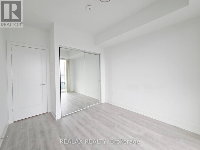 Photo du bâtiment - 30 Inn On The Pk Dr