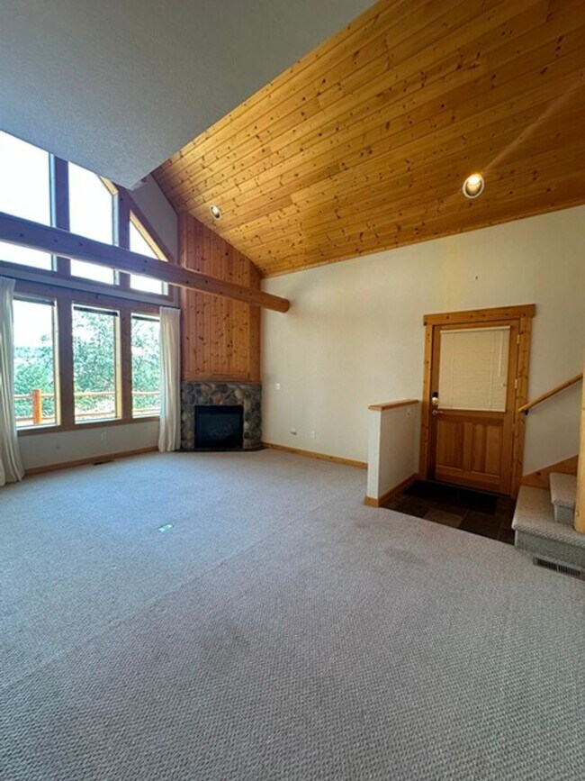 Building Photo - Chalet in the Running Y