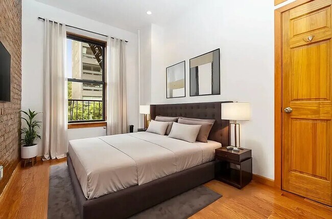 Foto del edificio - 290 W 12th St