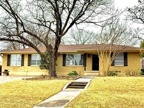 Building Photo - 320 Elm Dr