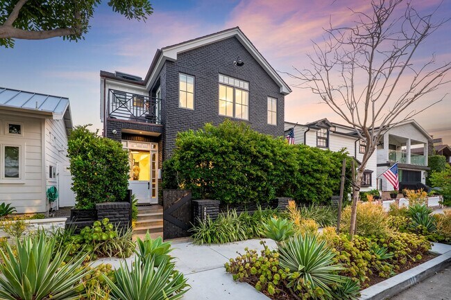 Foto del edificio - Custom Built 4 Bedroom Peninsula Point Hom...