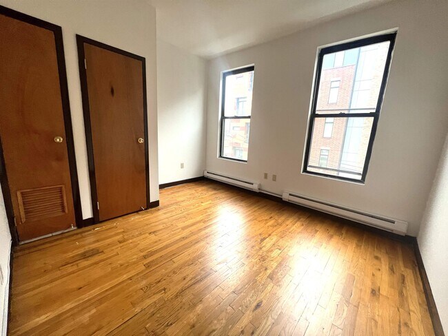 Foto del edificio - 1409 Grand St