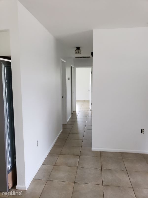 Foto del edificio - 2 br, 2 bath Apartment - 7217 Manatee Ave