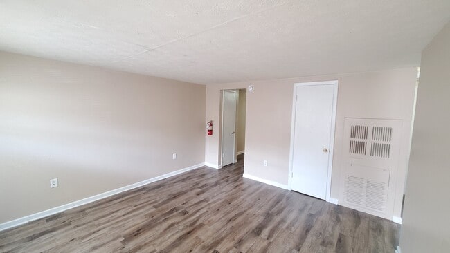 Building Photo - 602 S Hendry Ave