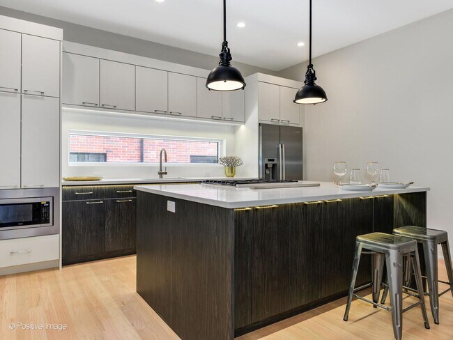 Foto del edificio - 2347 W Morse Ave