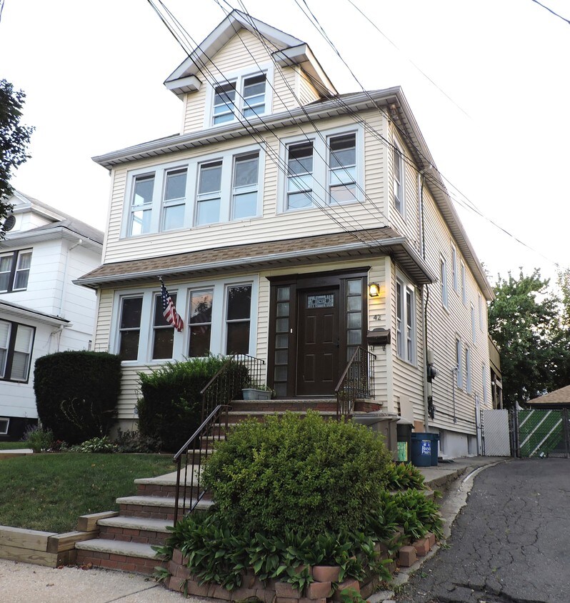 Primary Photo - 42 Burnside Ave