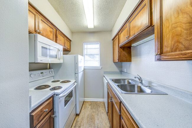 79505_hdp_edenpoint_flpn1_int_kit.jpg - Eden Point Apartments