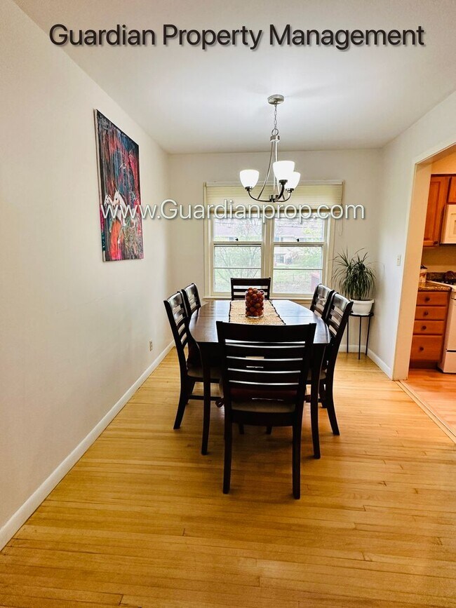 Foto del edificio - Edina Single Family Home, 2 Car Garage, Dishwasher, Hardwood Floors, Available January/Feb