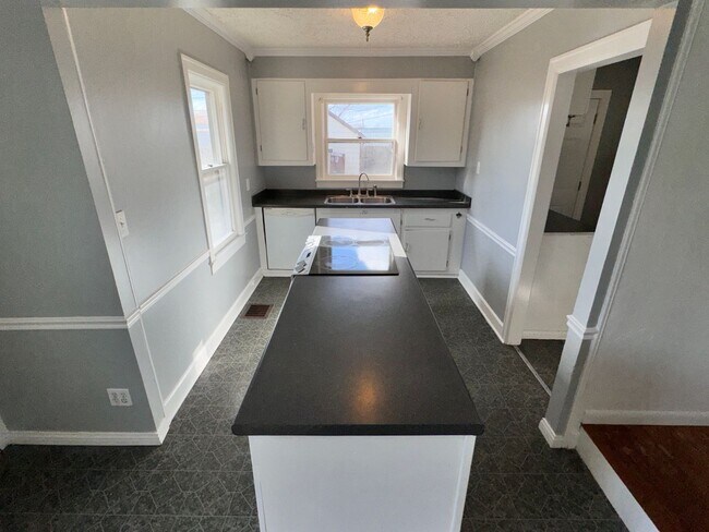 Foto del edificio - SPRING SPECIAL! Lovely, Remodeled 4 BR Hou...