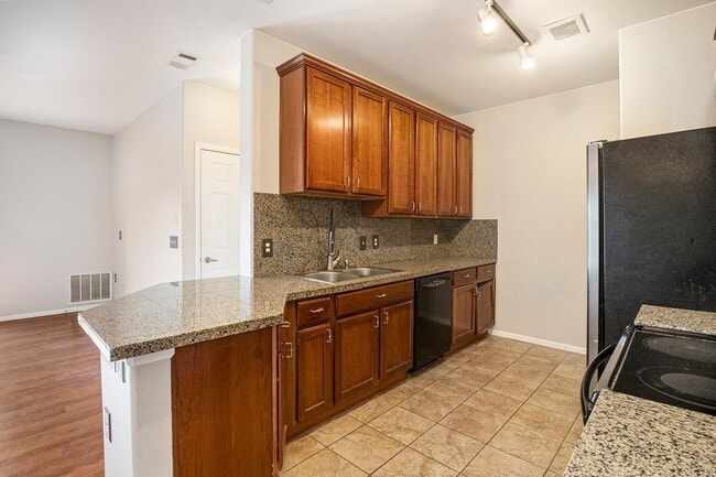 Building Photo - Beautiful 2BD 2Bath Condo with Views