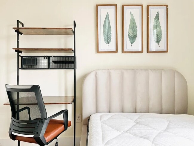 Building Photo - Furnished room/NOT APARTMENT