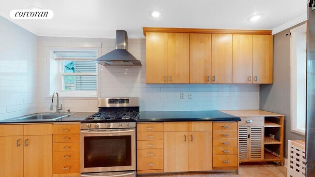 Building Photo - 2717 Young Ave